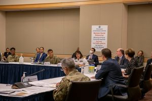 마크 T. 에스퍼(Mark T. Esper) 국방장관이 2020년 7월 15일, 국방부 지도자들과 펜타곤에서 만나 군의 다양성과 포용성 문제, 그리고 그것이 군사 대비태세와 전투력에 미치는 영향에 대해 논의하고 있다.