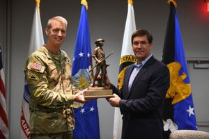 미 국방군사령관 대니얼 호칸슨 장군이 전 국방장관 마크 에스퍼에게 국가방위군에 대한 평생 공헌을 인정하여 미니트맨 상을 수여하고 있다. (미 육군 주방위군 사진, 짐 그린힐 상사 1급)