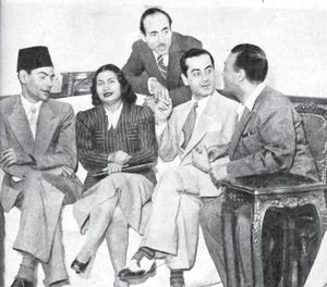 움 쿨숨과 이집트 고전 음악계의 유명 인사들. 왼쪽부터: 리아드 알 순바티, 모하메드 엘 카사브기, 파리드 알 아트라시, 자카리아 아마드