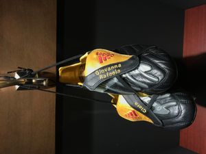 프리킥에서 "낙차구" 기술을 개발한 주니뉴의 아디다스 축구화가 박물관에 전시되어 있다.