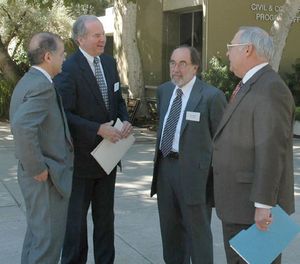 왼쪽부터: JPL 소장 찰스 엘라치, 라 카나다 플린트리지 시장 그렉 브라운, 볼티모어, 그리고 JPL 부소장 유진 타티니 (2006)