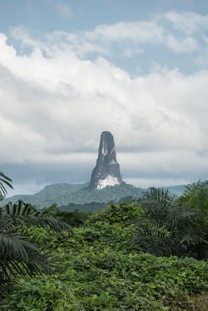상투메 프린시페의 랜드마크인 바늘 모양의 화산 봉우리, 피쿠 강 그란데