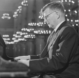 1950년대 피아노를 연주하는 쇼스타코비치