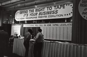 1982년 CES 부스에서 가정용 녹음 권리를 홍보하는 모습.