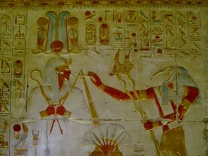 세티 1세 신전(아비도스)의 부조. 토트가 파라오 세티 1세에게 앙크를 주고 있다.