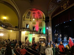 메릴랜드주 헤이거스타운에 있는 메릴랜드 극장의 무대, 프로세니엄 아치, 객석 모습