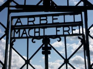 수용소 입구 요르하우스 건물 문에 적힌 "Arbeit macht frei" ("노동이 너를 자유롭게 한다") 슬로건