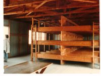 각 막사에는 수백 명의 수감자들이 3층 침대에 빽빽하게 쌓여서 지냈다.