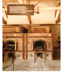 이 표지판은 죄수들이 서까래에서 교수형을 당했다는 것을 설명하고 있다. 시체 소각실은 시체들을 화장했다.