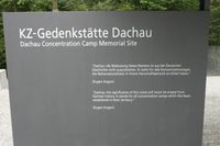 입구로 이끄는 자갈길 표지판