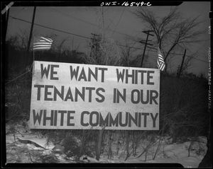 흑인의 주택 단지 이전을 막으려는 백인 세입자들이 이 표지판을 세웠다. 디트로이트, 1942.