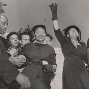 1955년 엠멧 틸(Emmett Till)의 장례식에서 어머니 매미(가운데).