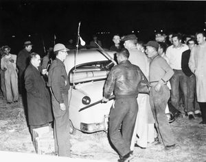 럼비 인디언들이 헤이스 폰드 전투에서 쿠 클럭스 클랜 단원들과 대치하는 모습