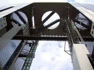 밑에서 올려다 본 우메다 스카이 빌딩