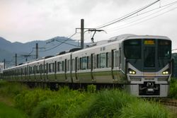 단바지 쾌속에 사용되는 225계 6000번대