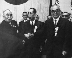 1956년 12월 자유민주당 총재 선거에 입후보한 후보들. 왼쪽부터 이시바시 단잔, 기시 노부스케, 이시이 미쓰지로.