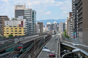 신미도스지의 중앙부를 달리는 열차 (신오사카-히가시미쿠니 간)