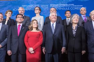 캐나다 밴쿠버에서 열린 2018년 한반도 정상회담에서 고노 다로(왼쪽)