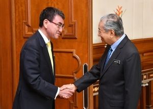 2018년 7월 고노 다로가 마하티르 모하마드(Mahathir Mohamad) 말레이시아 총리와 만남