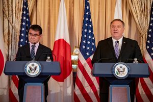 2019년 4월 고노 다로와 미국 국무장관 마이크 폼페이오(Mike Pompeo)