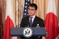 미국 국무부에서 열린 기자회견에서 고노 다로 (2019년 4월 19일)