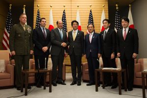 2013년 오키나와 기지 통합 계획 발표에서 스가(오른쪽에서 세 번째)의 모습