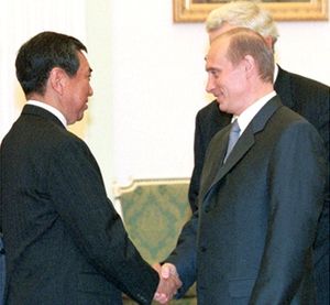 외무상으로서 일본을 방문한 고노(2000년). 러시아의 대통령 블라디미르 푸틴과 악수하고 있다.