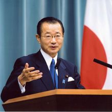 내각관방장관 시절의 가와무라