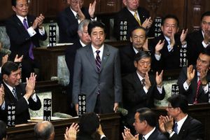 2012년 12월 26일 중의원에서 아베 신조가 총리로 선출됨