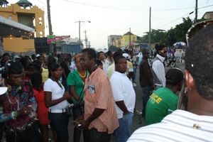 킹스턴의 거리에서 춤을 추는 모습. 사진작가(중앙), 화려하게 차려입은 남성(왼쪽), 거대한 스피커(왼쪽 뒤), 노점(오른쪽 뒤) 등을 확인할 수 있다.(2007년)