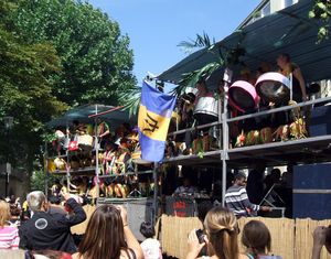 2007년 노팅힐 카니발. 스틸 드럼 연주를 사운드 시스템으로 재생하고 있다.