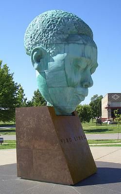  "Bird Lives" 조각상 (로버트 그레이엄 작, 미주리주 캔자스시티)