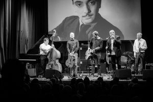 2018년 잔고페스티벌에서 노르웨이 핫클럽을 주재하는 집시 재즈의 창시자 장고 라인하르트의 사진