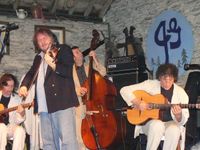 벨기에의 거장 바이올리니스트 이브 타이허(Yves Teicher)와 쇼르다 트리오(Chorda Trio), 2007년 벨기에 구비(Gouvy)의 라 팜 드 라 마델론(la Ferme de la Madelonne)에서 열린 장고폴리스(Djangofolllies)에서.