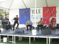 미국 밴드 펄 장고(Pearl Django)의 시애틀 공연. 왼쪽의 아코디언 연주자에 주목.