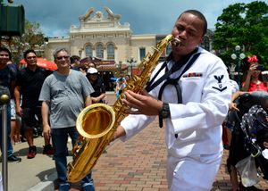 홍콩에서 테너 색소폰을 연주하는 미국 제7함대 군악대 소속 수병