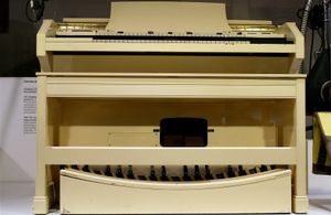 교회용으로 설계된 Concert Model E는 32건반의 완벽한 페달보드를 특징으로 한다.