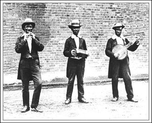 1880년경 런던의 민스트럴 쇼. 앵글로 콘서티나 연주자(가운데)가 서서 연주하고 있다.