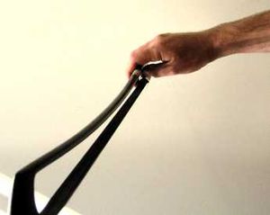 프랑스식 활을 잡고 있는 베이스 연주자; 엄지가 개구리(frog) 옆 활대에 어떻게 놓이는지 주목하십시오.