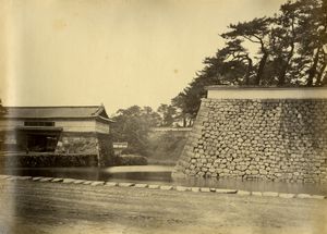 사쿠라다몬(왼쪽), 1860년 대로 이이 나오스케가 암살당한 곳