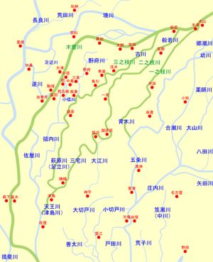 에도 시대 초기 주변 지역의 모습 (녹색은 기소가와 본류 및 주요 지류)이와쿠라시는 기소가와 주요 지류인 이치노에다가와(아오키가와)와 고조가와 사이에 위치했다