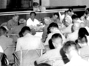 회의에 참석한 류사오치, 마오쩌둥, 저우언라이 등