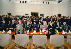 장칭(중앙)이 리처드 닉슨 대통령과 팻 닉슨 여사 등과 함께 여인의 홍군을 관람하는 모습