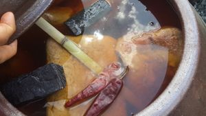 된장과 간장이 담긴 장독