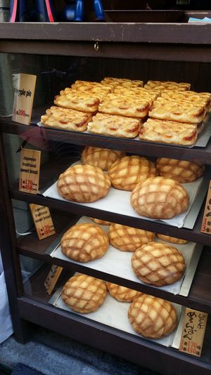 아사쿠사에서 판매되는 점보 멜론빵