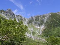 로프웨이 종점, 센조지키 칼. 빙하 지형으로 여름에는 고산 식물이 만발한다. 기소코마가타케도 이곳에서 가깝다.