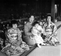 1940년(쇼와 15년) 3월경, 히나마츠리를 축하하는 고준 황후와 기요노미야(중앙), 테루노미야(오른쪽), 타카노미야 언니 2명(왼쪽).
