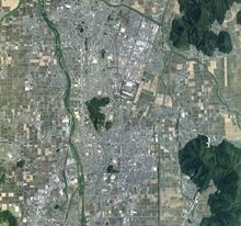 사바에 시 중심부 주변의 항공 사진. 히노가와 동쪽 기슭에 시가지가 펼쳐져 있다. 2021년 6월 10일 촬영한 18장을 합성하여 제작. 국토교통성 국토지리원 [https://mapps.gsi.go.jp/ 지도·항공사진 열람 서비스]의 항공 사진을 바탕으로 제작