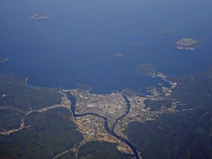 하기시 시가지 성하마을의 항공사진. 사진 중앙 바다로 돌출된 산이 하기성이 있었던 시게쓰키야마이다. 하기의 성하마을은 동서로 강에 끼인 삼각주 위에 형성되어 있다(2022년 10월).