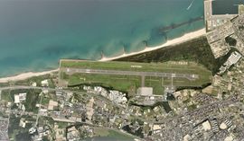 m}} 연장 후.국토교통성 국토지리원 [https://mapps.gsi.go.jp/ 지도·항공사진 열람 서비스]의 항공사진을 바탕으로 작성